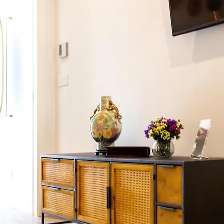 Stupendo- Two Rooms, Patio With Refreshing Pond-center-air Conditioning Appartement