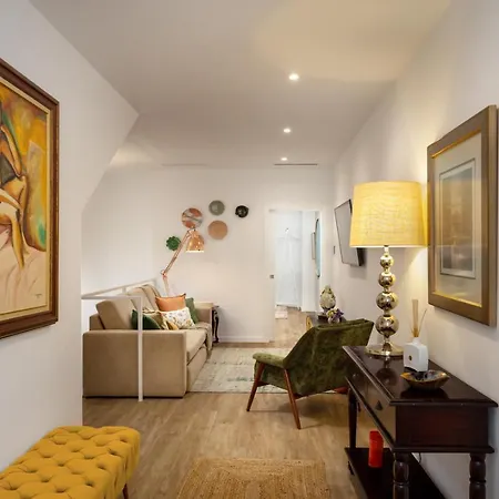 Apartment Stupendo- Two Rooms, Patio With Refreshing Pond-center-air Conditioning *