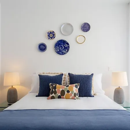 Stupendo- Two Rooms, Patio With Refreshing Pond-center-air Conditioning Apartment Lissabon