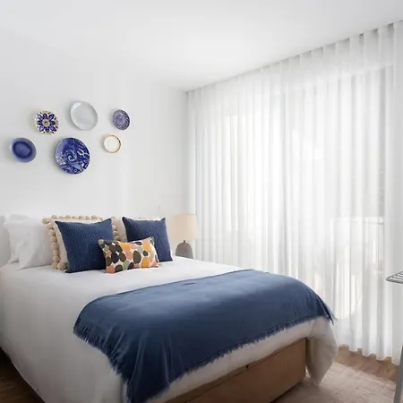 Stupendo- Two Rooms, Patio With Refreshing Pond-center-air Conditioning *