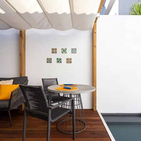 Stupendo- Two Rooms, Patio With Refreshing Pond-center-air Conditioning *