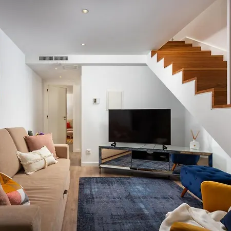 Stupendo- Two Rooms, Patio With Refreshing Pond-center-air Conditioning Apartment Lisbon