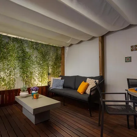 Apartment Stupendo- Two Rooms, Patio With Refreshing Pond-center-air Conditioning