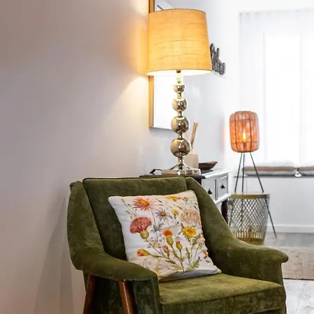 Appartement Stupendo- Two Rooms, Patio With Refreshing Pond-center-air Conditioning *
