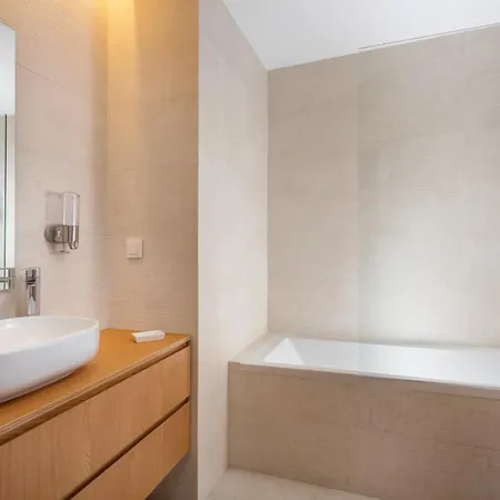 Stupendo- Two Rooms, Patio With Refreshing Pond-center-air Conditioning * Лиссабон