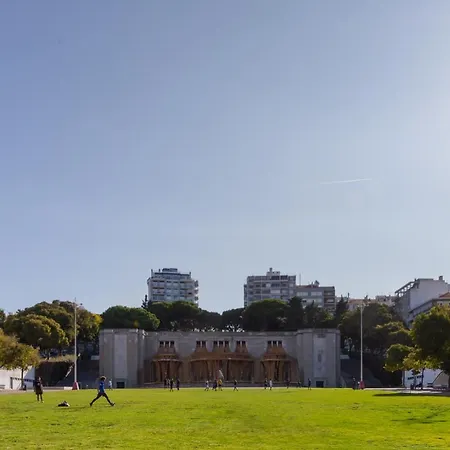 Stupendo- Two Rooms, Patio With Refreshing Pond-center-air Conditioning *