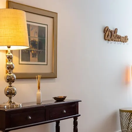 Appartement Stupendo- Two Rooms, Patio With Refreshing Pond-center-air Conditioning *