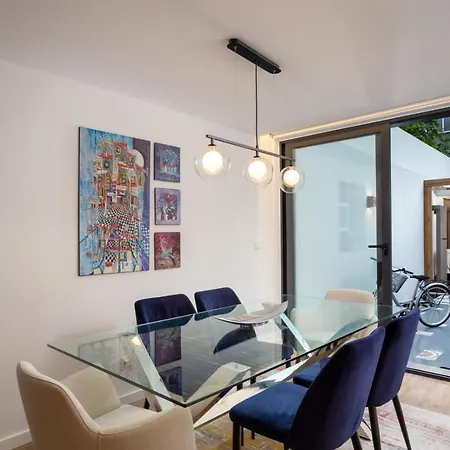 Stupendo- Two Rooms, Patio With Refreshing Pond-center-air Conditioning Апартаменты