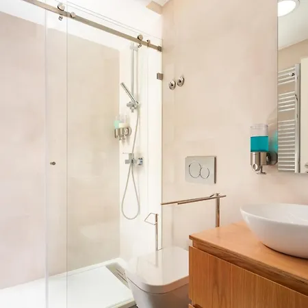 Apartment Stupendo- Two Rooms, Patio With Refreshing Pond-center-air Conditioning Lissabon
