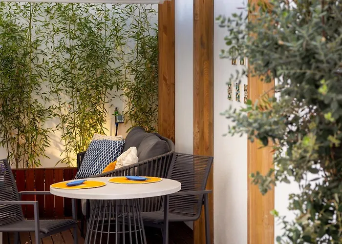 Stupendo- Two Rooms, Patio With Refreshing Pond-center-air Conditioning * Лиссабон