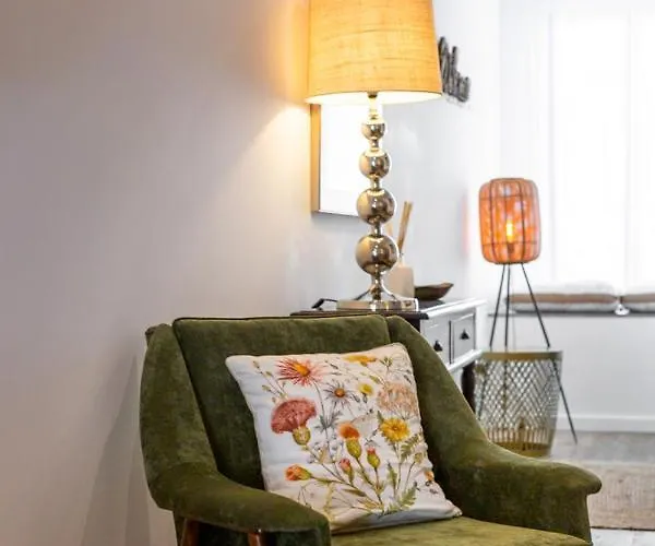 Апартаменты Stupendo- Two Rooms, Patio With Refreshing Pond-center-air Conditioning *