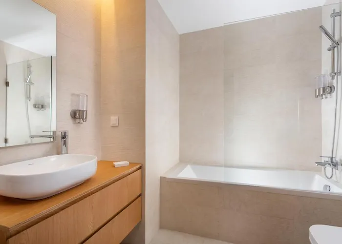 Stupendo- Two Rooms, Patio With Refreshing Pond-center-air Conditioning * Лиссабон