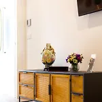 Stupendo- Two Rooms, Patio With Refreshing Pond-center-air Conditioning Lägenhet