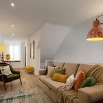 Stupendo- Two Rooms, Patio With Refreshing Pond-center-air Conditioning Lisboa