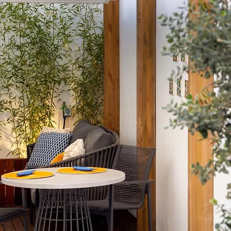 Stupendo- Two Rooms, Patio With Refreshing Pond-center-air Conditioning * 리스본