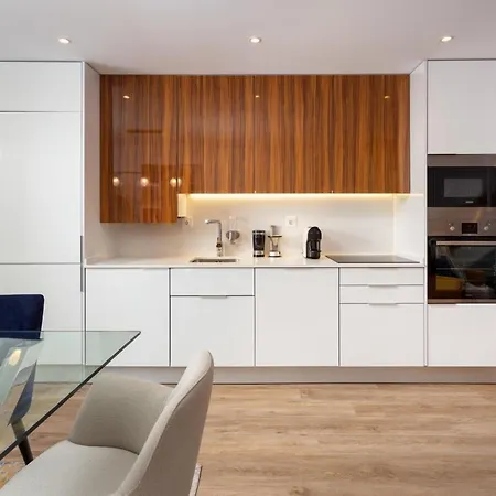 아파트 Stupendo- Two Rooms, Patio With Refreshing Pond-center-air Conditioning *