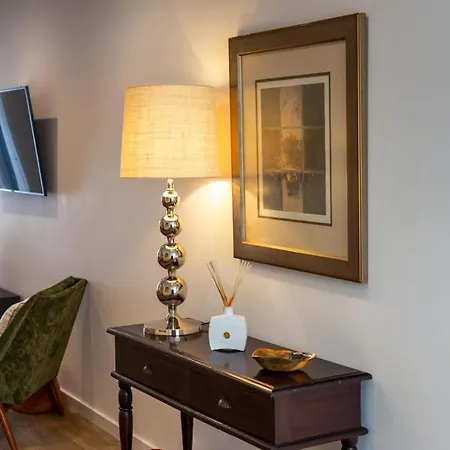 Stupendo- Two Rooms, Patio With Refreshing Pond-center-air Conditioning