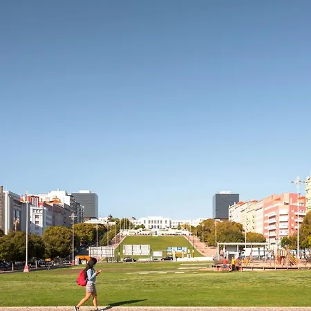 Stupendo- Two Rooms, Patio With Refreshing Pond-center-air Conditioning * 리스본